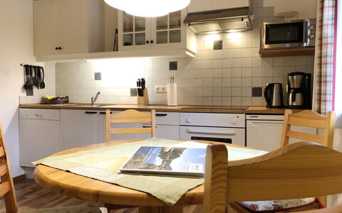 Gnesau 1: Cabinetry, Meubles, Propriété, Comptoir, Table, Bois, Chaise, Cuisinière, Appareil De Cuisine, Cuisine