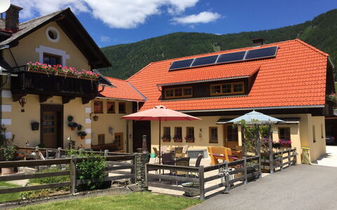 Gnesau 1: Nuage, Ciel, Plante, Propriété, Fenêtre, Bâtiment, Montagne, Loisir, Chalet, Zone Rurale