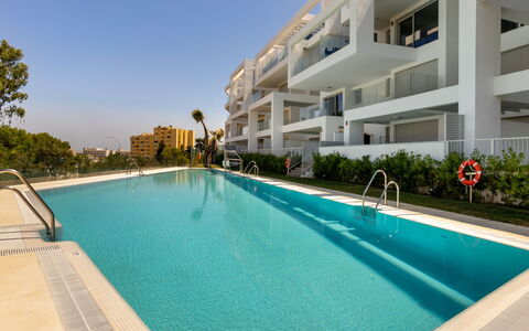 White Stones: L'Eau, Bâtiment, Ciel, Plante, Propriété, Piscine, Bleu Azur, Architecture, Arbre, Fenêtre