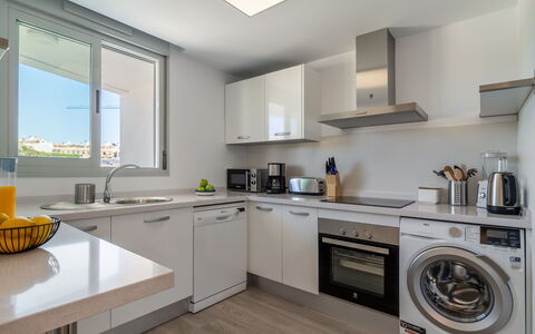 White Stones: Cabinetry, Comptoir, Propriété, Fenêtre, Cuisine, Bâtiment, Cuisinière, Evier, Évier, Machine À Laver