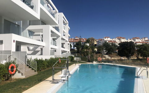 White Stones: L'Eau, Plante, Ciel, Propriété, Bâtiment, Piscine, Loisir, Ombre, Condominium, Immobilier