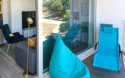White Stones: Bleu, Bâtiment, Bleu Azur, Vert, Chaise, Porte, Ombre, Design Intérieur, Architecture, Sol