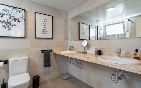 White Stones: Miroir, Robinet, Propriété, Évier, Luminaire Plomberie, Lavabo, Bâtiment, Salle De Bains, Design Intérieur, Architecture