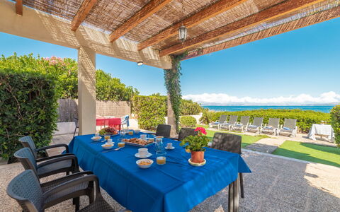 Ran de Mar 35: Plante, Table, Meubles, Propriété, Ciel, Pot De Fleur, Bleu Azur, Ombre, Chaise, Tableau De Plein Air