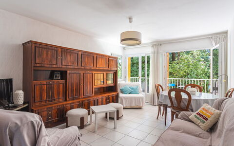Les Roches Fleuries: Meubles, Design Intérieur, Chaise, Sol, Table, Recours, Sol, Plafond, Pièce, Eco Hôtel