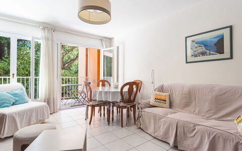 Les Roches Fleuries: Meubles, Design Intérieur, Chaise, Sol, Table, Recours, Sol, Plafond, Pièce, Eco Hôtel