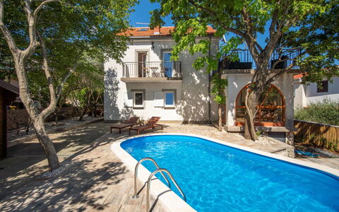Noveanni: L'Eau, Plante, Bâtiment, Propriété, Bleu Azur, Piscine, Chaise, Arbre, Fenêtre, Ombre
