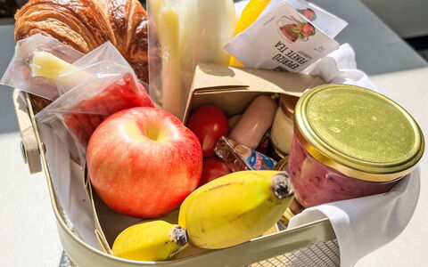 Balatonszemes 836: Aliments, Panier, Bouteille, Fruit, Pique-Nique, Brunch, Petit Déjeuner