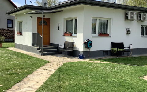 Bungalow Leopoldau: Bâtiment, Fenêtre, Propriété, Nuage, Plante, Ciel, Maison, Lot Terre, Architecture, Quartier