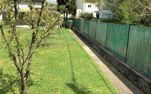 Bungalow Leopoldau: Plante, Arbre, Clôture, Lot Terre, Herbe, Végétation, Surface De La Route, Arbuste, Couverture De Sol, Bâtiment