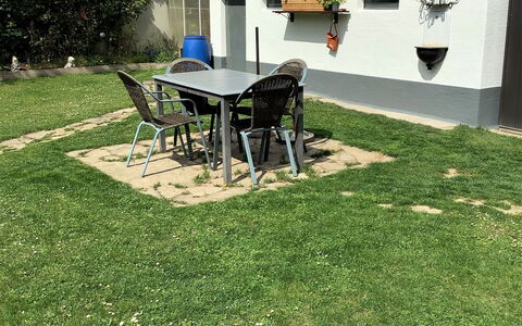 Bungalow Leopoldau: Plante, Table, Meubles, Propriété, Ombre, Tableau De Plein Air, Chaise, Mobilier De Jardin, Lot Terre, Surface De La Route