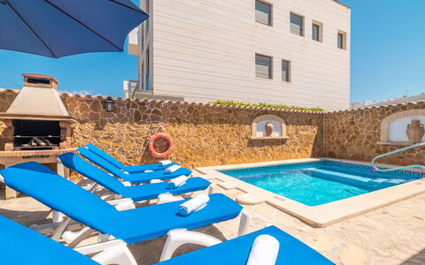Pintor Beach House: Ciel, Bâtiment, Propriété, Bleu, L'Eau, Lumière, Bleu Azur, Mobilier De Jardin, Ombre, Maison