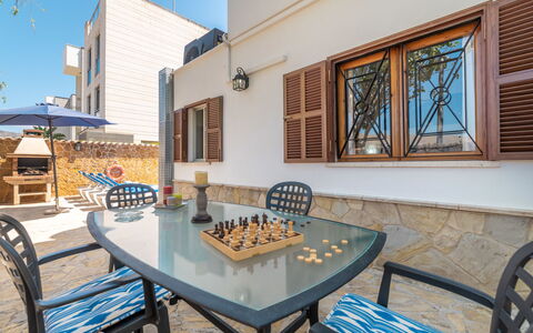Pintor Beach House: Table, Meubles, Propriété, Jour, Bâtiment, Fenêtre, Chaise, Ciel, Bleu Azur, Bois