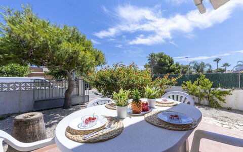 D1: Ciel, Nuage, Plante, Bâtiment, Propriété, Table, Meubles, Pot De Fleur, Vaisselle, Mobilier De Jardin