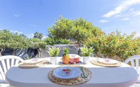 D1: Table, Ciel, Meubles, Vaisselle, Nuage, Plante, Chaise, Vaisselle, Bleu Azur, Tableau De Plein Air