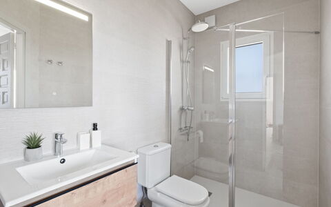 Dalias: Sol, Sol, Luminaire Plomberie, Salle De Bains, Design Intérieur, Évier, Armoire De Toilette, Plomberie, Lavabo, Toilette