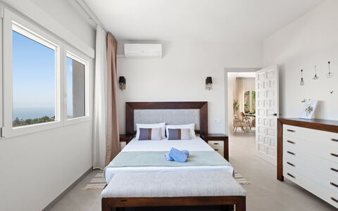 Dalias: Meubles, Lit, Design Intérieur, Sol, Bois, Chambre, Sol, Plafond, Pièce, Appartement