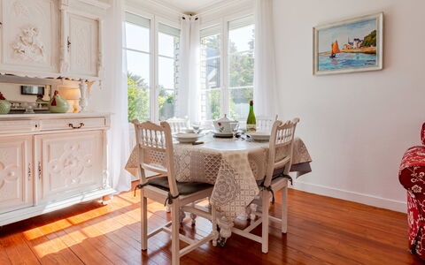 Le Colibri: Propriété, Meubles, Cabinetry, Chaise, Table, Bois, Design Intérieur, Sol, Fenêtre, Sol