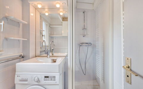 Les Argentines: Buanderie, Miroir, Robinet, Armoire De Toilette, Propriété, Luminaire Plomberie, Évier, Cabinetry, Blanc, Sécheuse