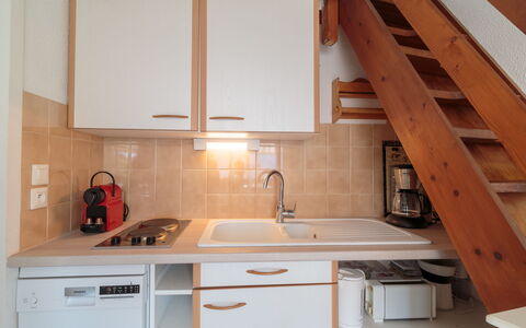 Les Argentines: Evier, Cabinetry, Évier, Comptoir, Propriété, Robinet, Blanc, Bâtiment, Cuisine, Cuisinière