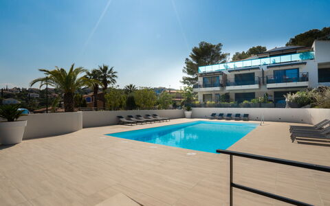 Saint Aygulf 106: Ciel, Plante, Propriété, Bâtiment, L'Eau, Piscine, Bleu Azur, Arbre, Fenêtre, Ombre