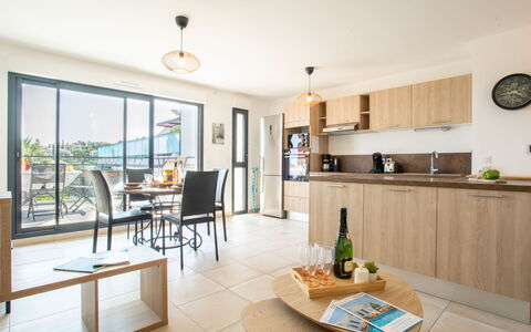 Saint Aygulf 106: Cabinetry, Bois, Comptoir, Table, Cuisine, Design Intérieur, L'Horloge, Sol, Sol, Bouteille