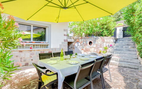 Les Nanous: Table, Meubles, Plante, Chaise, Parapluie, La Nature, Éclairage, Design Intérieur, Bâtiment, Jaune