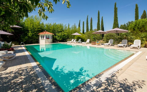 Villa Lorenzana: L'Eau, Plante, Ciel, Propriété, Piscine, Bleu Azur, Arbre, Bâtiment, Plan D'Eau, Ombre