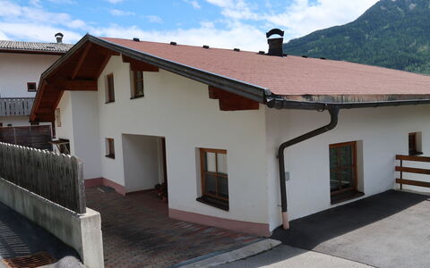 Appart Vroni: Ciel, Nuage, Bâtiment, Propriété, Fenêtre, Bois, Maison, Porte, Zone Résidentielle