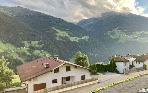Appart Vroni: Nuage, Ciel, Plante, Montagne, Bâtiment, Fenêtre, Montagnes, Véhicule, Pente, Maison