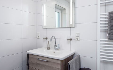 Nordsee Brise: Miroir, Robinet, Luminaire Plomberie, Évier, Cabinetry, Bâtiment, Propriété, Lavabo, Armoire De Toilette, Comptoir