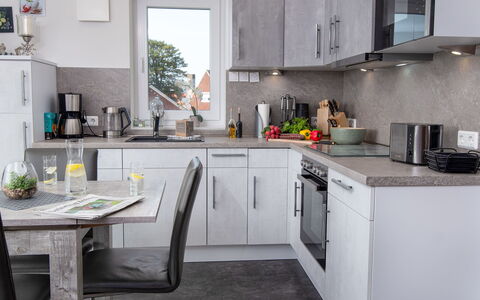 Nordsee Brise: Cabinetry, Comptoir, Évier, Cuisinière, Cuisine, Evier, Design Intérieur, Sol, Appareil De Cuisine