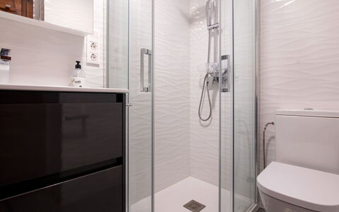 Strand Ii: Propriété, Tete De Douche, Luminaire Plomberie, Cabinetry, Porte De Douche, Bâtiment, Salle De Bains, Bar De Douche, Panneau De Douche