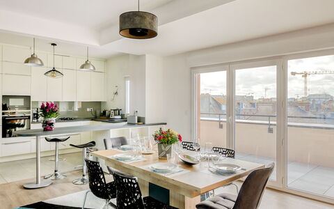 Hermine: Table, Meubles, Propriété, Blanc, Comptoir, Chaise, Design Intérieur, Cabinetry, Bois, Éclairage