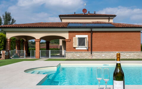 Appendino: Nuage, Ciel, L'Eau, Propriété, Bâtiment, Fenêtre, Bouteille, Plante, Piscine, Ombre