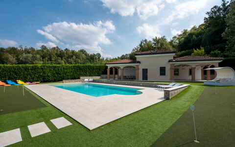 Appendino: Ciel, Nuage, Bâtiment, Piscine, Lot Terre, Ombre, Arbre, Herbe, Maison, Des Loisirs
