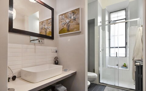 Nolo Art Apartment: Propriété, Fenêtre, Évier, Luminaire Plomberie, Robinet, Miroir, Design Intérieur, Bois, Architecture