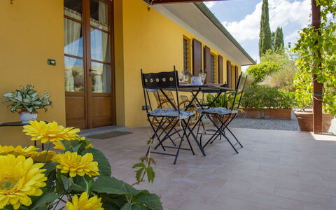 Il Sorriso: Plante, Table, Bâtiment, Meubles, Fenêtre, Fleur, Porche, Design Intérieur, Ombre, Pot De Fleur