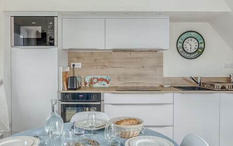 Fleurs D'Ajoncs: Vaisselle, Propriété, Meubles, Vaisselle, Design Intérieur, Cuisine, Cabinetry, Assiette, Bâtiment, Appareil De Cuisine