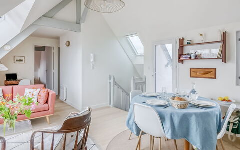 Fleurs D'Ajoncs: Table, Meubles, Propriété, Blanc, Canapé, Chaise, Bleu Azur, Design Intérieur, Décoration, Bois