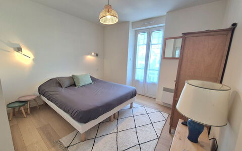 Fleurs D'Ajoncs: Meubles, Chambre, Sol, Design Intérieur, Sol, Lit, Bois, Drap De Lit, Pièce, Literie