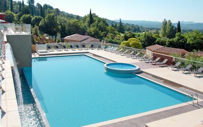 Callian 700: L'Eau, Ciel, Plante, Propriété, Piscine, Bâtiment, Arbre, Bleu Azur, Mobilier De Jardin, Maison