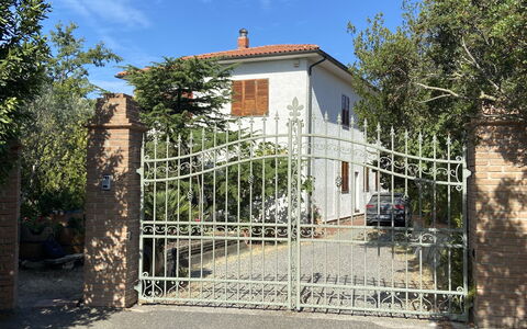 Sonia: Plante, Nuage, Bâtiment, Ciel, Fenêtre, Maison, Arbre, Surface De La Route, Lot Terre, Chalet