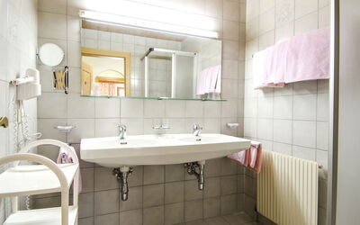 Apart Maashof i 1.1: Miroir, Robinet, Évier, Lavabo, Luminaire Plomberie, Propriété, Salle De Bains, Bâtiment, Architecture, Design Intérieur