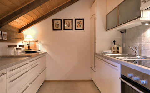 Chesa Seglias 6: Cabinetry, Evier, Évier, Comptoir, Meubles, Propriété, Bâtiment, Robinet, Luminaire Plomberie, Cuisine