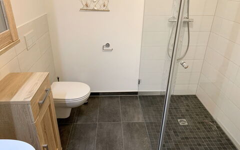 Spiekeroog: Propriété, Luminaire Plomberie, Évier, Tete De Douche, Douche, Salle De Bains, Lavabo, Bâtiment, Siège De Toilette, Design Intérieur