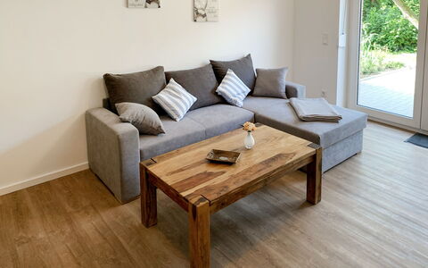 Spiekeroog: Table, Canapé, Meubles, Propriété, Produit, Confort, Bois, Design Intérieur, Fenêtre, Éclairage