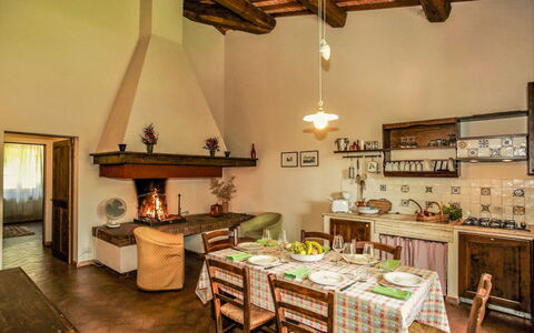 Castelletto Weddings And Events: Table, Propriété, Comptoir, Cabinetry, Cadre, Bois, Vaisselle, Éclairage, Design Intérieur, Cuisine