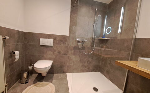Jaggler: Luminaire Plomberie, Robinet, Évier, Lavabo, Propriété, Miroir, Salle De Bains, Bâtiment, Bois, Design Intérieur