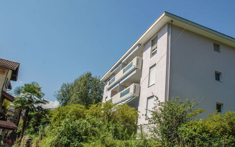 Minusio 45: Ciel, Plante, Bâtiment, Fenêtre, Lot Terre, Herbe, Arbre, Design Urbain, Condominium, Zone Résidentielle